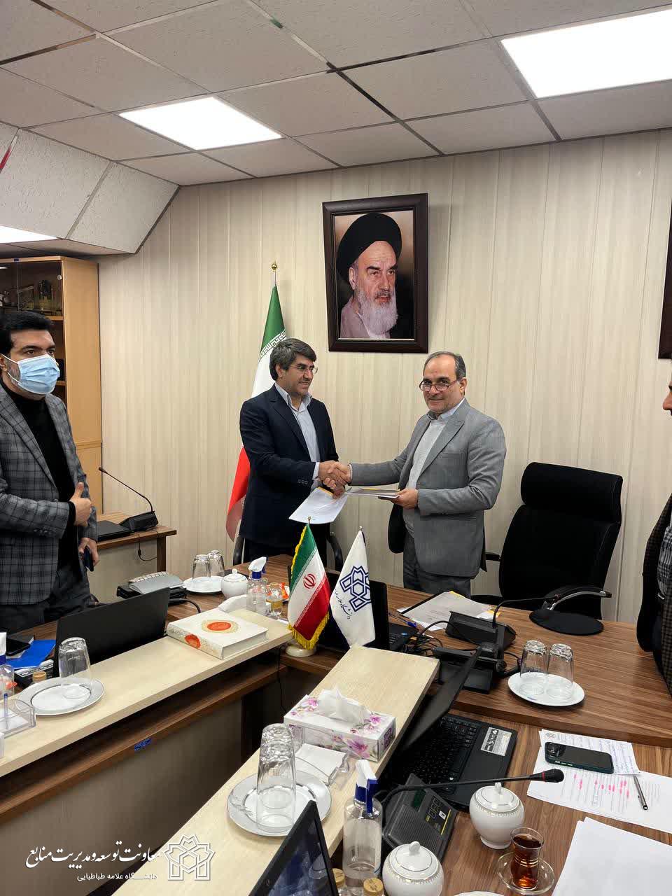 امضای قرارداد مشاوره پروژه های عمرانی دانشگاه (پروژه احداث ساختمان سازمان مرکزی و دیوارکشی و سردرب ورودی)